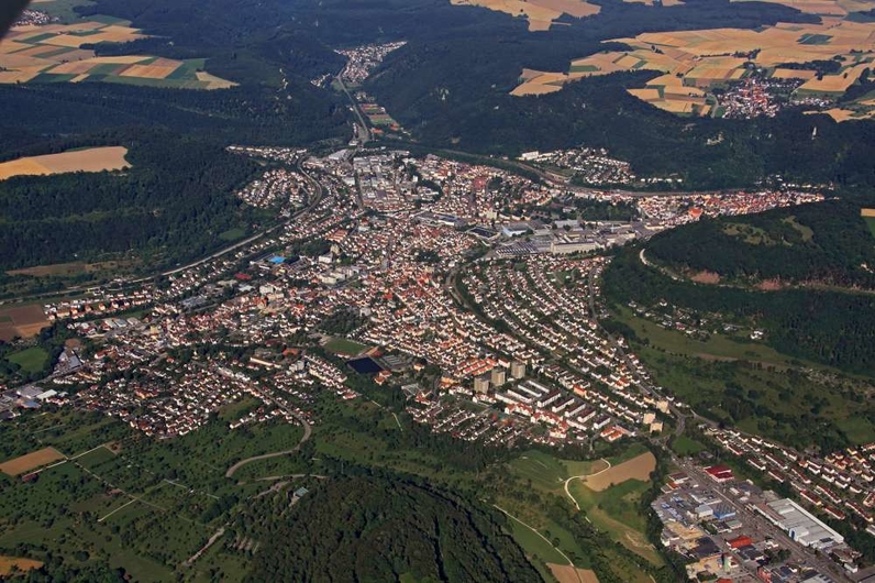 Die Große Kreisstadt Geislingen an der Steige heute (oben rechts der Stadtbezirk Weiler ob Helfenstein) - eingebettet in die fünf Täler