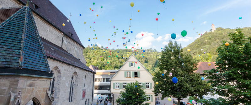 Die Stadtkirche bei der Stäffelespredigt in Szene gesetzt