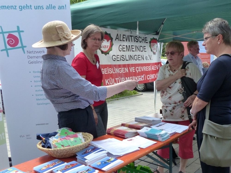 Bürgerinnen informieren sich